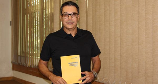 Docente da Barão lançou livro