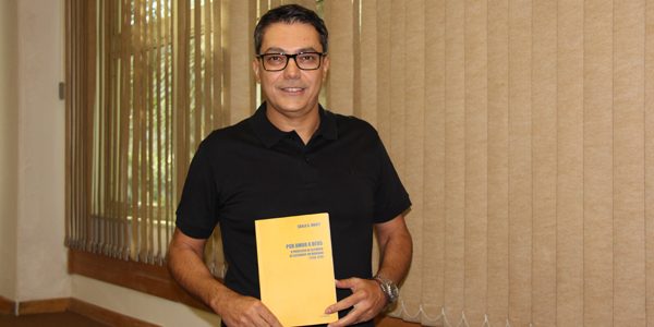 Docente da Barão lançou livro